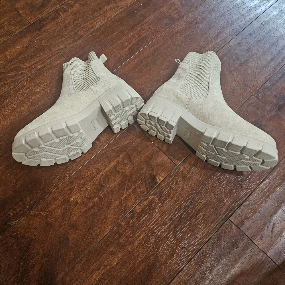 Cushionaire Cream Lug Ankle Boots, Size 10W - Picture 5 of 5